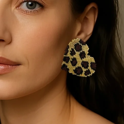 Instinct-earrings-handcrafted-with-Miyuki-glass-beads-woven-heart-shaped-silhouette-leopard-pattern