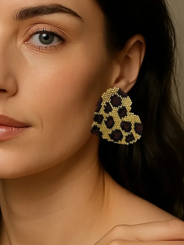 Instinct-earrings-handcrafted-with-Miyuki-glass-beads-woven-heart-shaped-silhouette-leopard-pattern