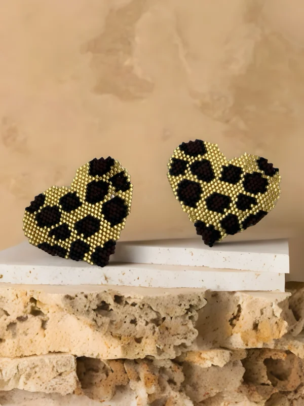 Instinct-earrings-handcrafted-with-Miyuki-glass-beads-woven-heart-shaped-silhouette-leopard-pattern