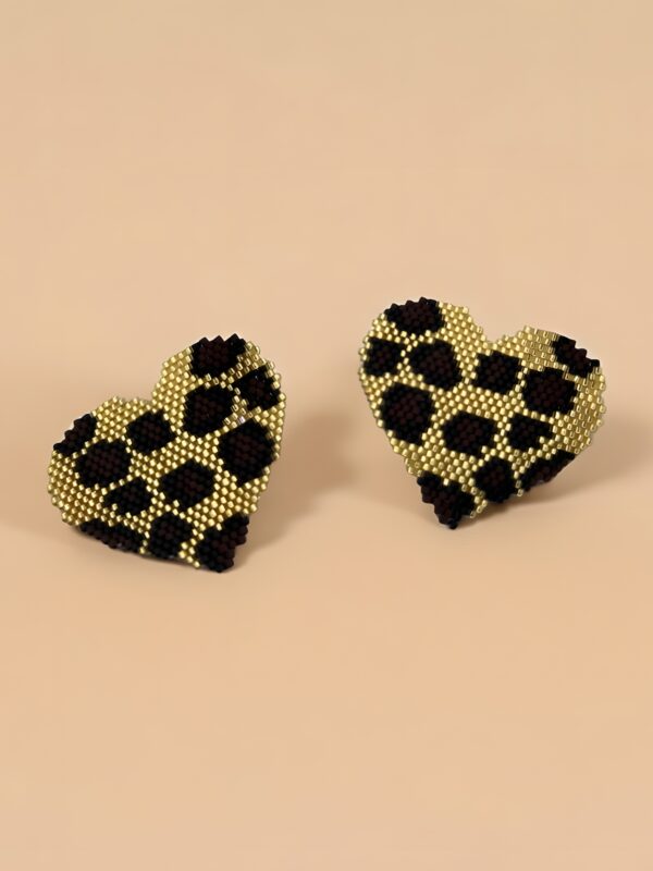 Instinct-earrings-handcrafted-with-Miyuki-glass-beads-woven-heart-shaped-silhouette-leopard-pattern