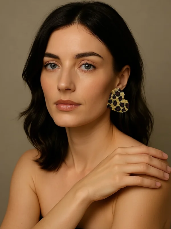 Instinct-earrings-handcrafted-with-Miyuki-glass-beads-woven-heart-shaped-silhouette-leopard-pattern